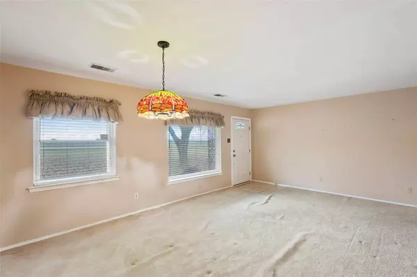 1119 S Uhl Road, Desoto, TX 75115