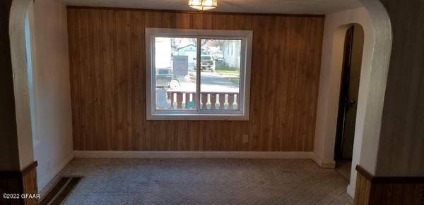 627 9TH Avenue S, Grand Forks, ND 58201