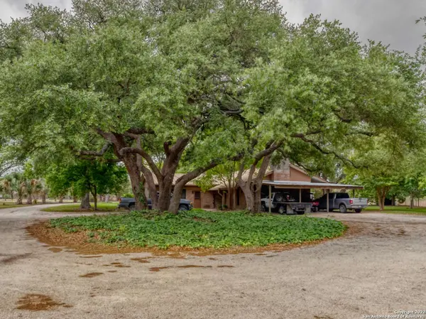 696 CR 373, Uvalde, TX 78801