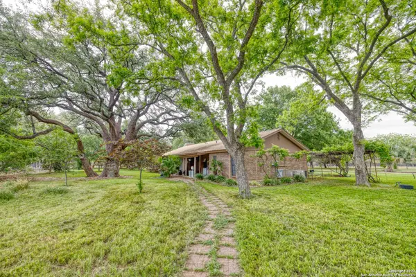 696 CR 373, Uvalde, TX 78801