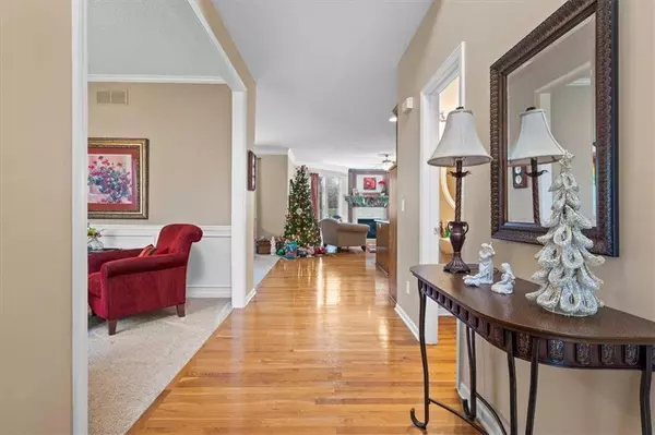 9327 Rosner DR, Lenexa, KS 66219