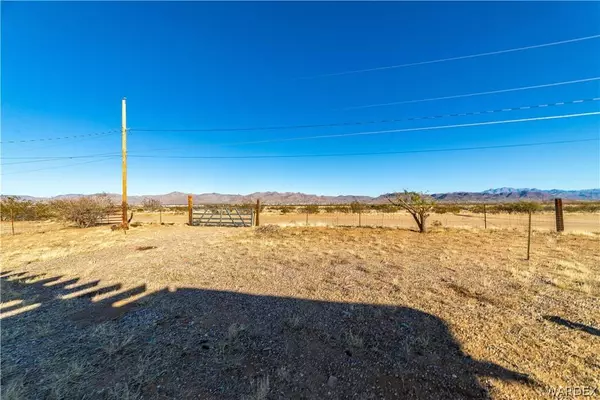 423 S Magma RD, Golden Valley, AZ 86413