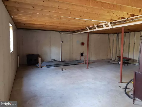 471 OAK FOREST LN, Berkeley Springs, WV 25411