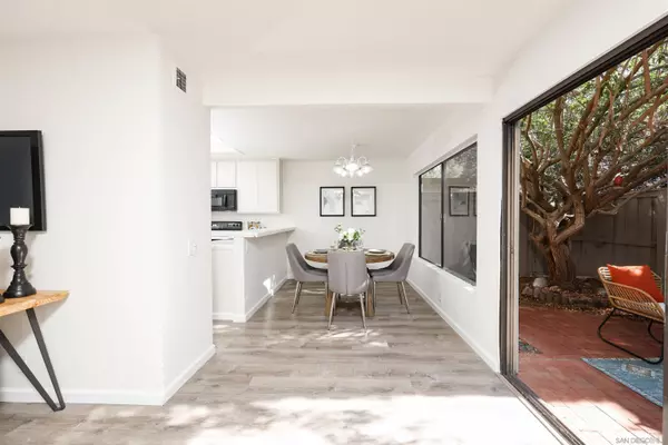 8127 Caminito Sonoma, La Jolla, CA 92037