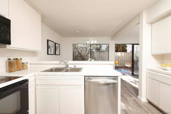 8127 Caminito Sonoma, La Jolla, CA 92037