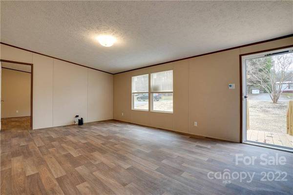 8895 Spring Meadow DR, Hickory, NC 28601