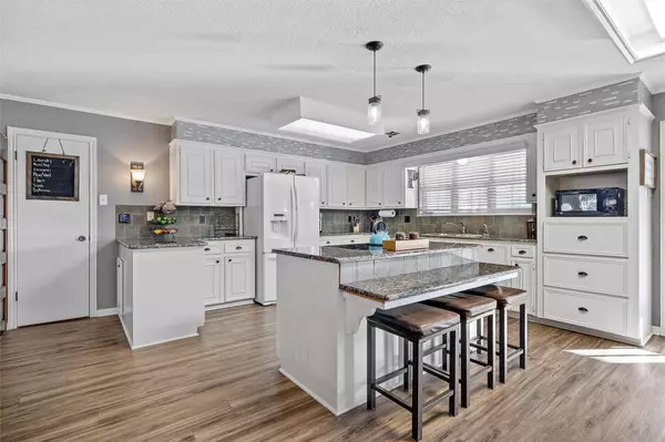 1005 S Harrison Street, West, TX 76691