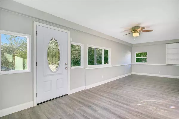 2043 S HOLLY AVE, Sanford, FL 32771