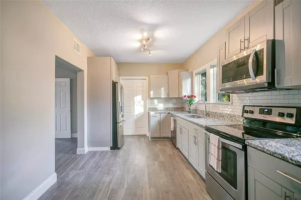 2043 S HOLLY AVE, Sanford, FL 32771