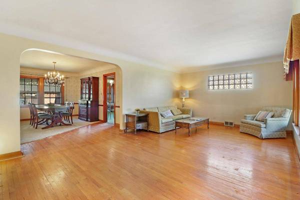 4110 Wesley TER, Schiller Park, IL 60176