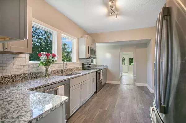 2043 S HOLLY AVE, Sanford, FL 32771