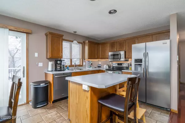 5203 7TH Avenue N, Grand Forks, ND 58203