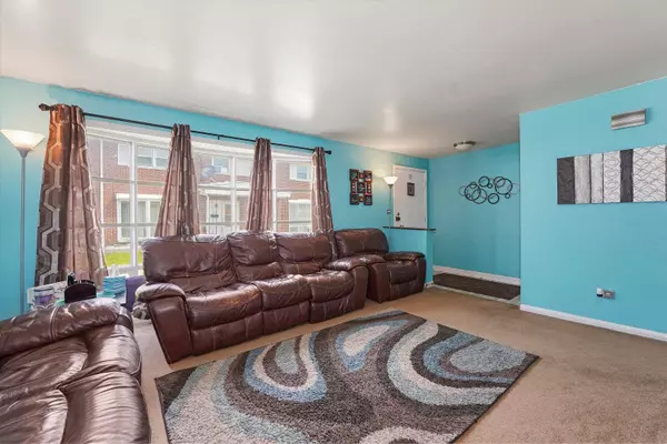 8810 Robin Drive #D, Des Plaines, IL 60016