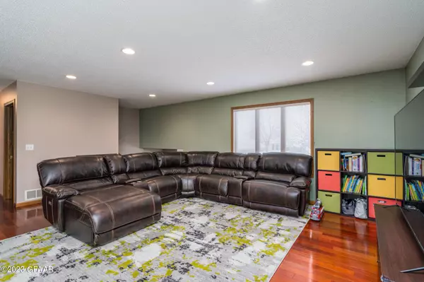 5203 7TH Avenue N, Grand Forks, ND 58203