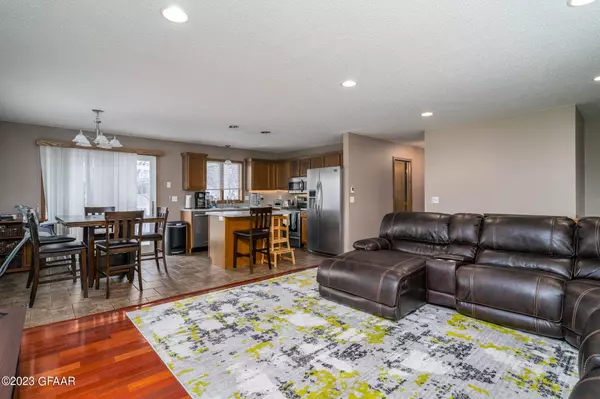 5203 7TH Avenue N, Grand Forks, ND 58203