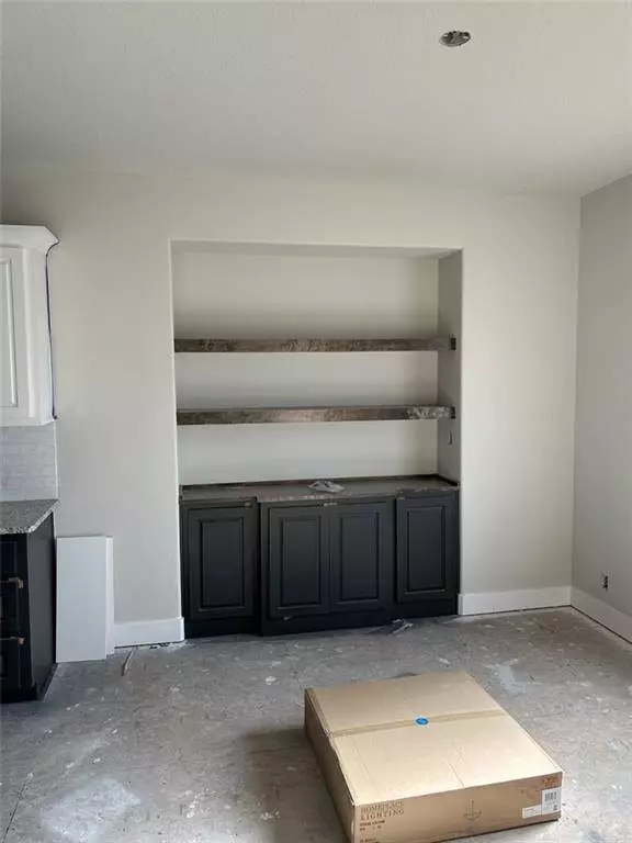 905 NW Hickorywood DR, Grain Valley, MO 64029