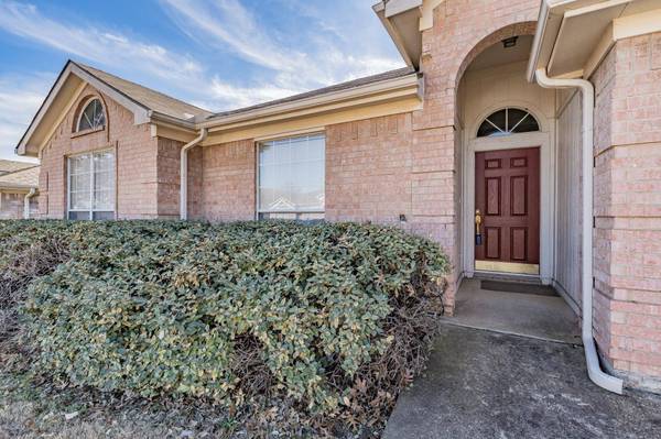 2202 Green Stone Drive, Arlington, TX 76001