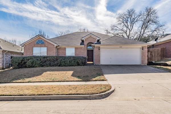 2202 Green Stone Drive, Arlington, TX 76001