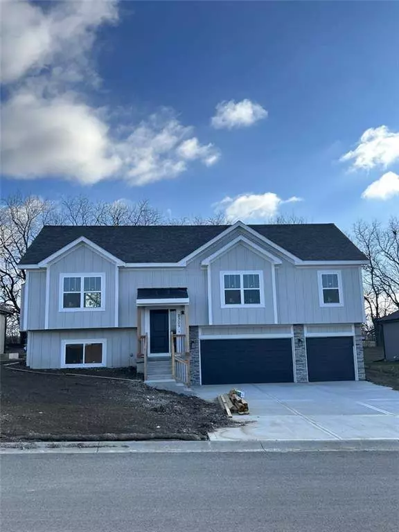 2305 NW Megan DR, Grain Valley, MO 64029