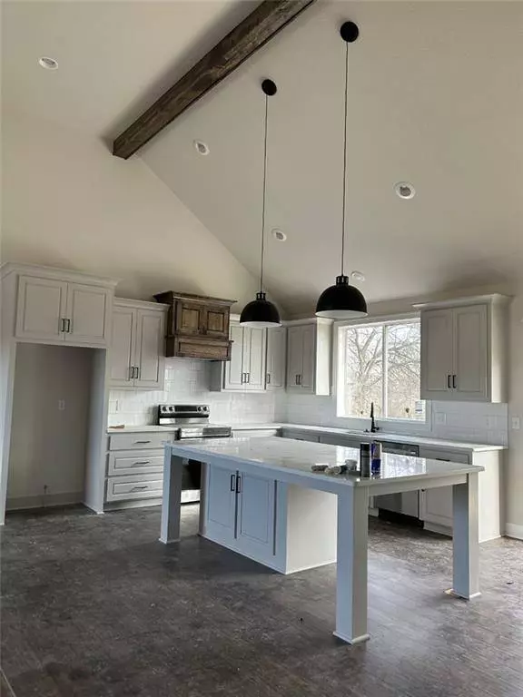 2305 NW Megan DR, Grain Valley, MO 64029