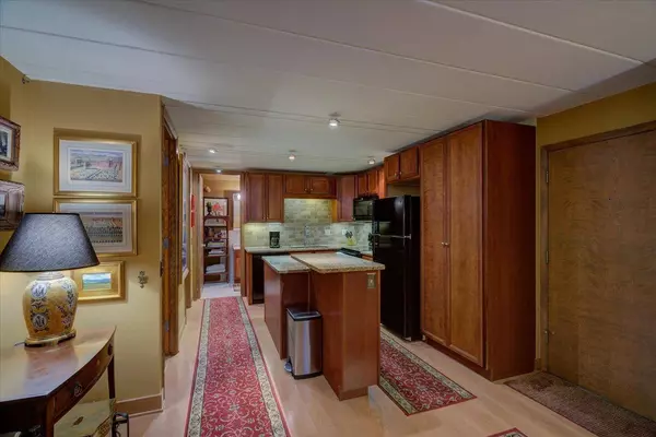 2051 Allen Blvd. #208, Middleton, WI 53562