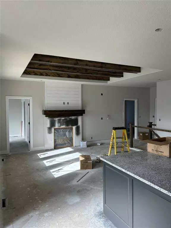 905 NW Hickorywood DR, Grain Valley, MO 64029