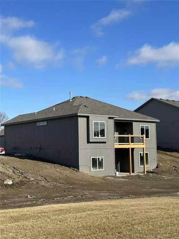 905 NW Hickorywood DR, Grain Valley, MO 64029