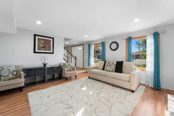 893 Asbury Lane, Schaumburg, IL 60193