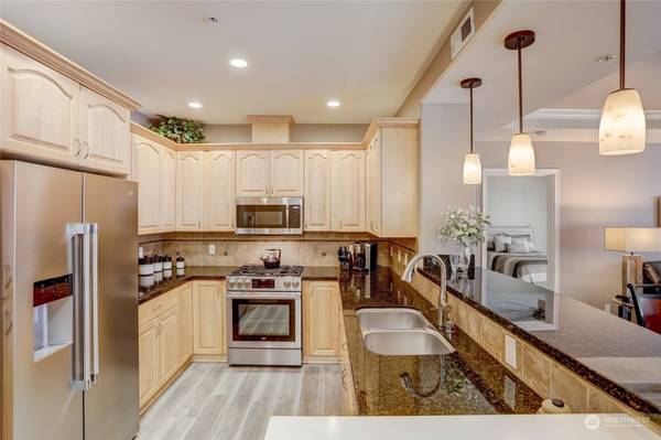 4406 Providence Point PL SE #204, Issaquah, WA 98029