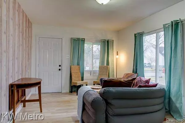 95 W HAYES Avenue, Hazel Park, MI 48030