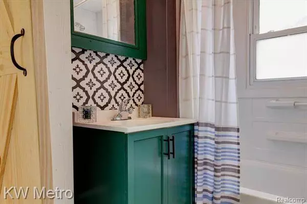 95 W HAYES Avenue, Hazel Park, MI 48030