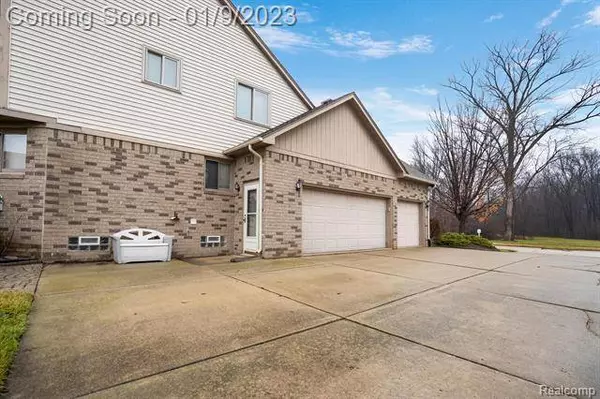 5040 VINEYARDS Boulevard, Sterling Heights, MI 48314