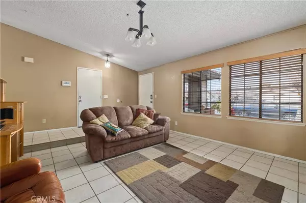 4554 E Avenue R6, Palmdale, CA 93552