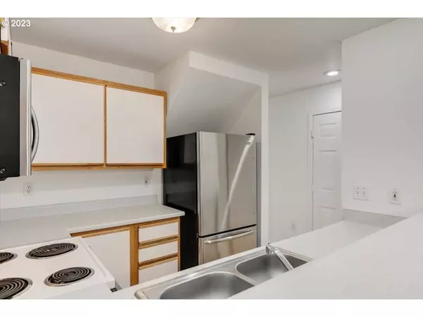 7161 SW SAGERT ST #108, Tualatin, OR 97062