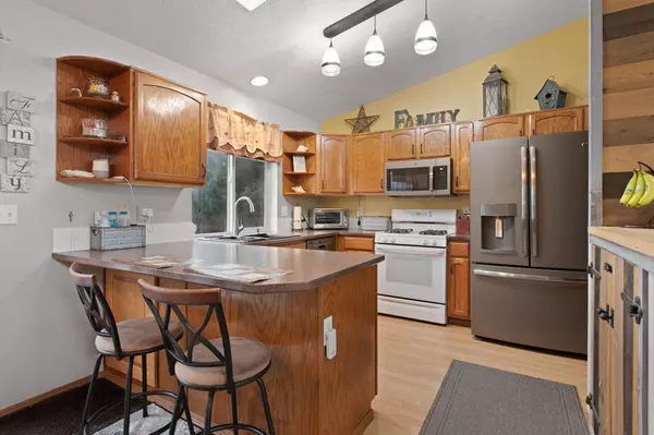 1807 N Salmon River Ln, Greenacres, WA 99016