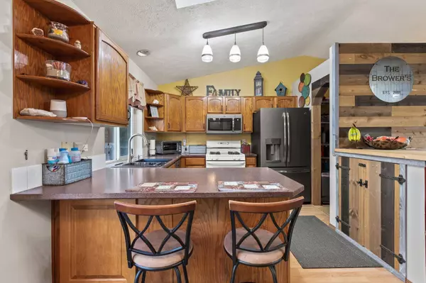 1807 N Salmon River Ln, Greenacres, WA 99016