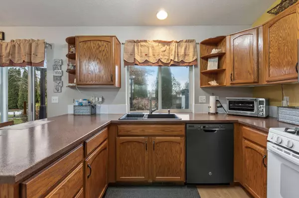 1807 N Salmon River Ln, Greenacres, WA 99016