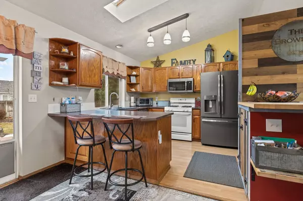 1807 N Salmon River Ln, Greenacres, WA 99016