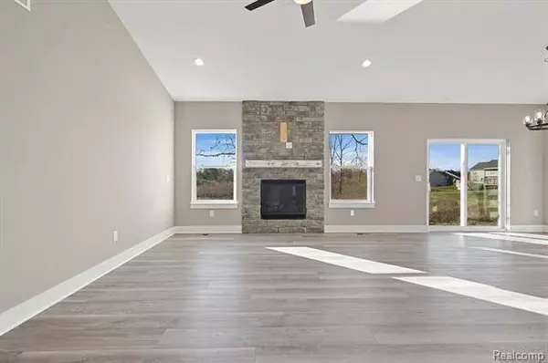 10442 PINE VALLEY Drive, Grand Blanc, MI 48439