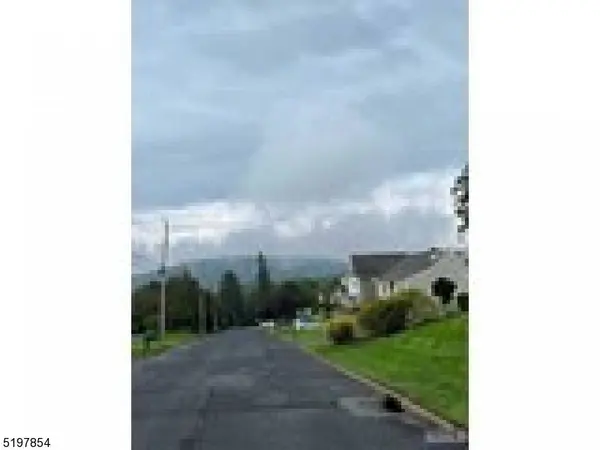 105 Surrey Pl, North Haledon Boro, NJ 07506