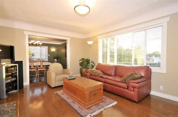 1211 Hopkins Pl, Saanich, BC V8P 3J9