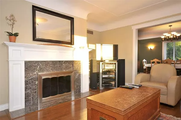 1211 Hopkins Pl, Saanich, BC V8P 3J9