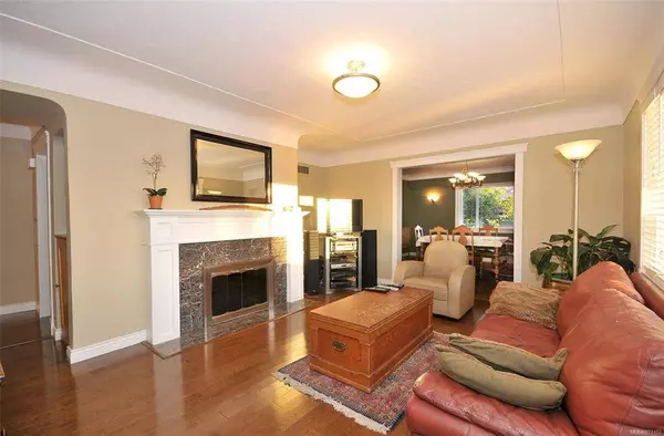 1211 Hopkins Pl, Saanich, BC V8P 3J9