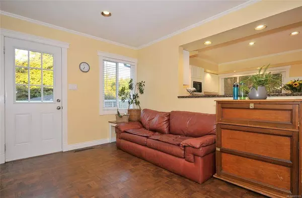 1211 Hopkins Pl, Saanich, BC V8P 3J9