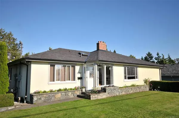 1211 Hopkins Pl, Saanich, BC V8P 3J9