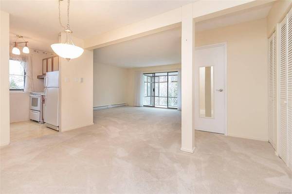 1433 Faircliff Lane #420, Victoria, BC V8S 3J6