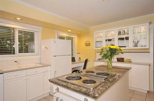 1211 Hopkins Pl, Saanich, BC V8P 3J9