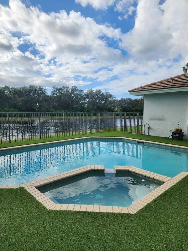 1272 Ginger Cir, Weston, FL 33326