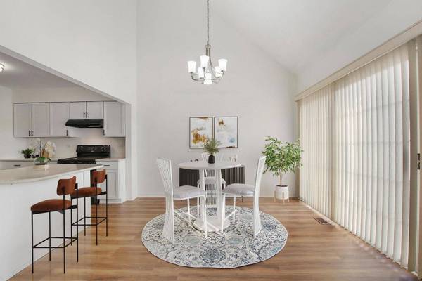 694 Monroe DR #RES, Lindenhurst, IL 60046