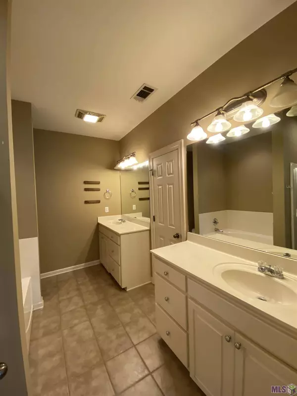 5123 EASTBAY DR, Baton Rouge, LA 70820